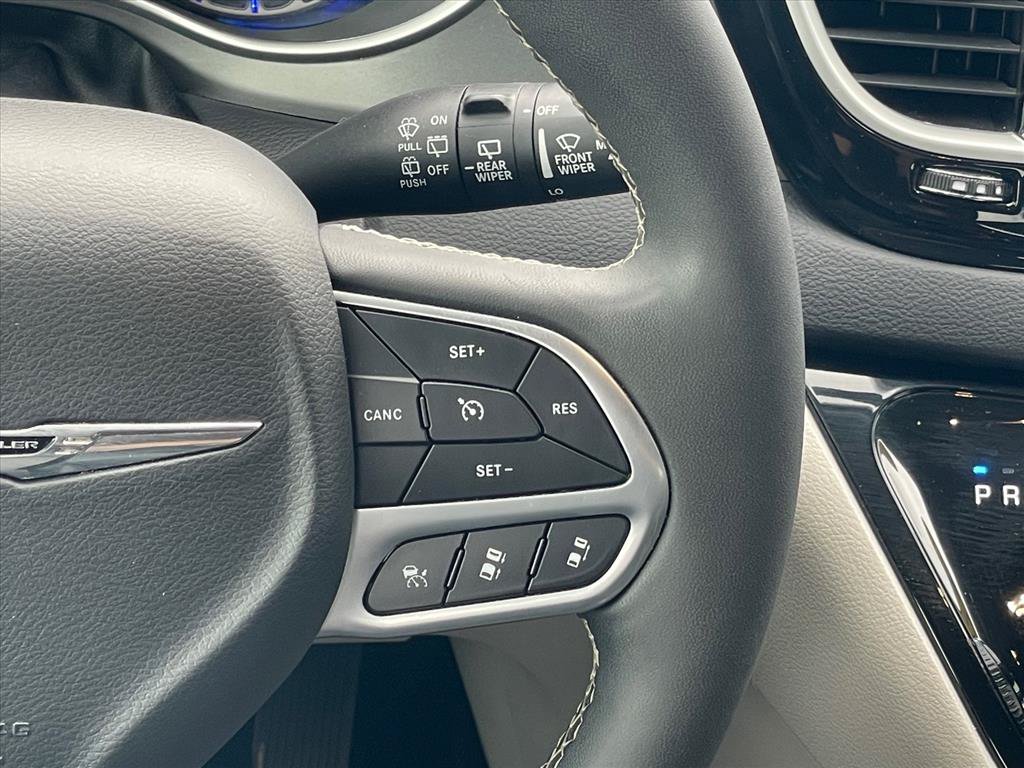 Used 2024 Chrysler Pacifica Touring-L FWD image 14