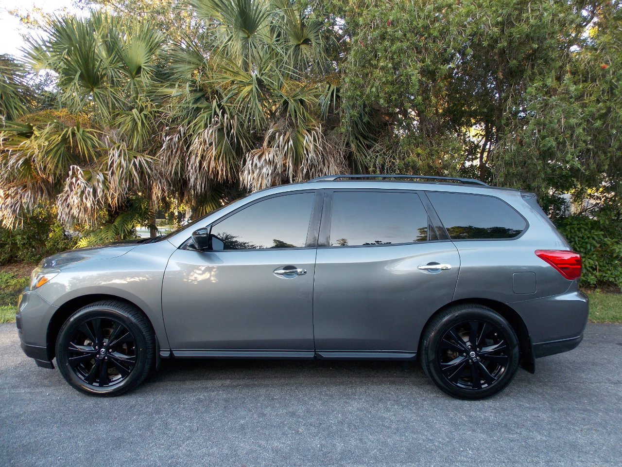 Used 2018 Nissan Pathfinder SL w/ Midnight Edition Package image 11