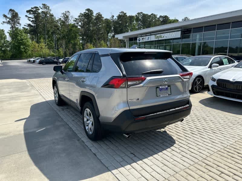Used 2022 Toyota RAV4 LE AWD/4WD image 4