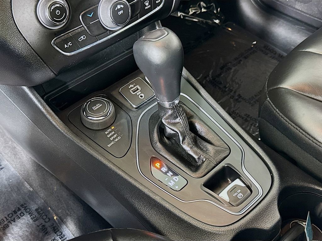 Used 2020 Jeep Cherokee Latitude Plus w/ Cold Weather Group image 16