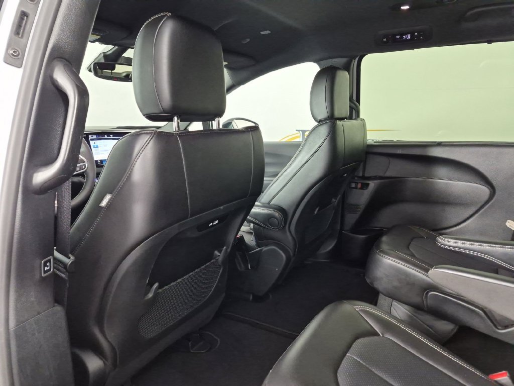 Used 2025 Chrysler Pacifica Select FWD image 30