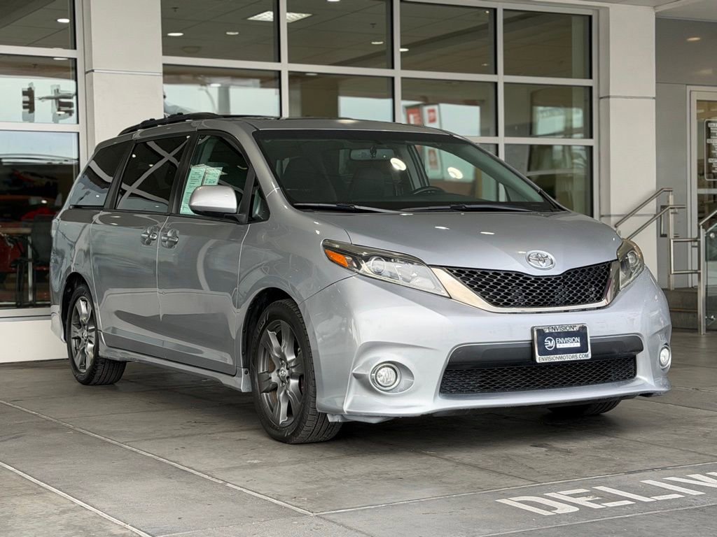 Certified 2017 Toyota Sienna SE w/ SE Preferred Package FWD image 6