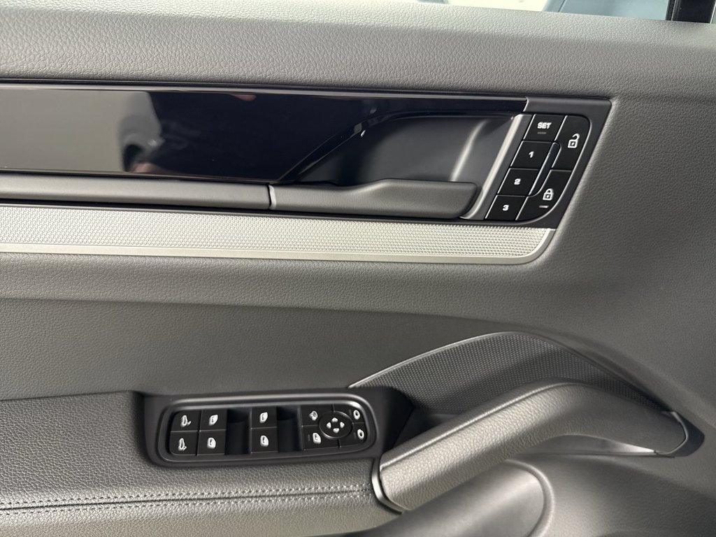 New 2026 Porsche Cayenne Coupe AWD/4WD image 33