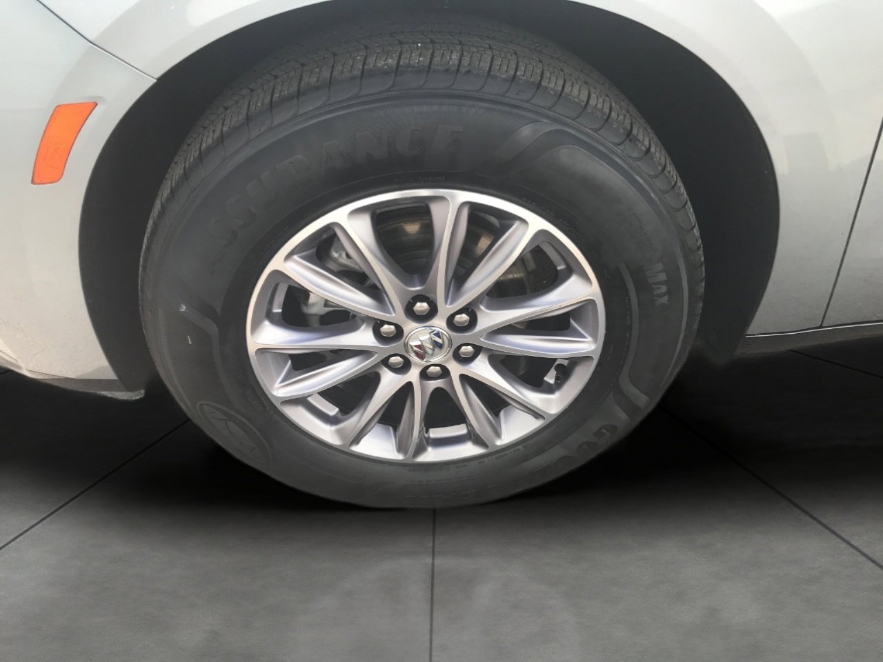 Used 2023 Buick Enclave Essence image 3
