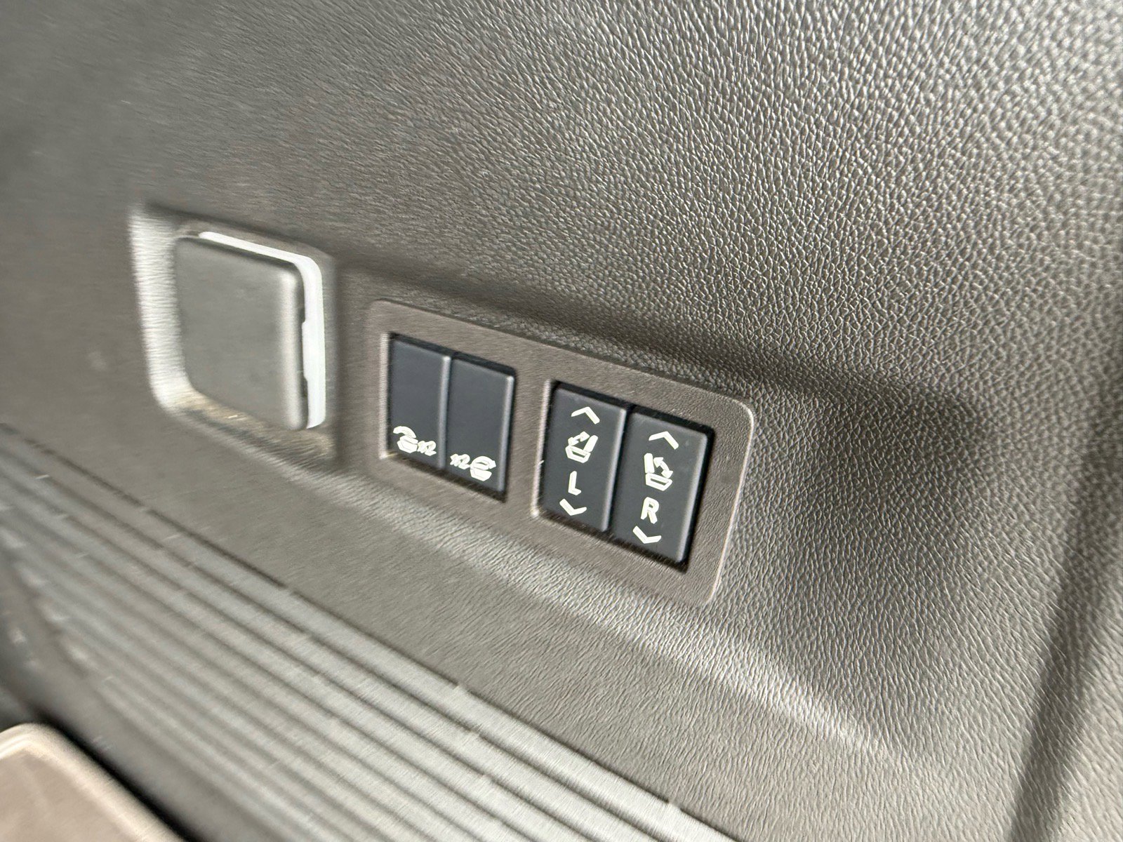Used 2024 GMC Yukon AT4 AWD/4WD image 16