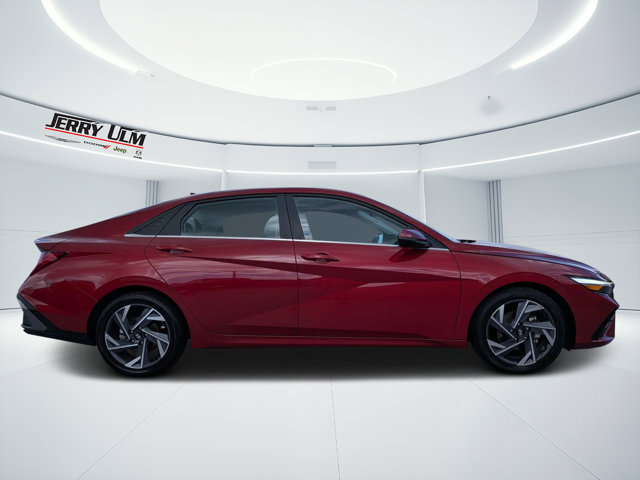 Used 2025 Hyundai Elantra Limited FWD image 2
