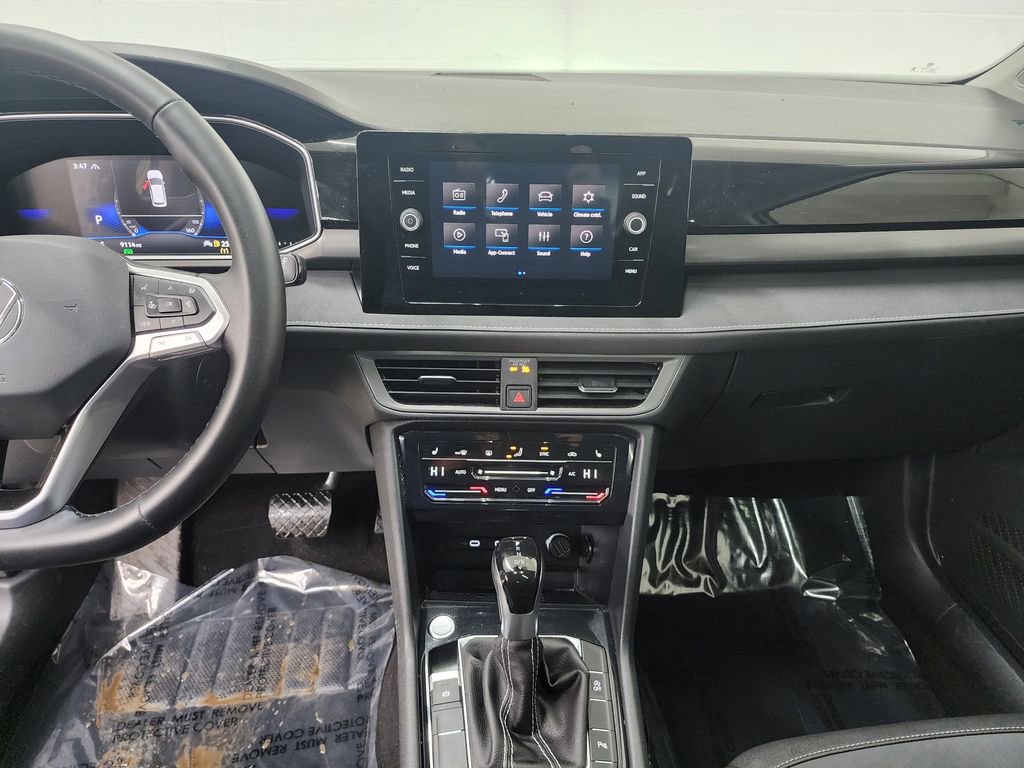 Used 2025 Volkswagen Taos SE image 17