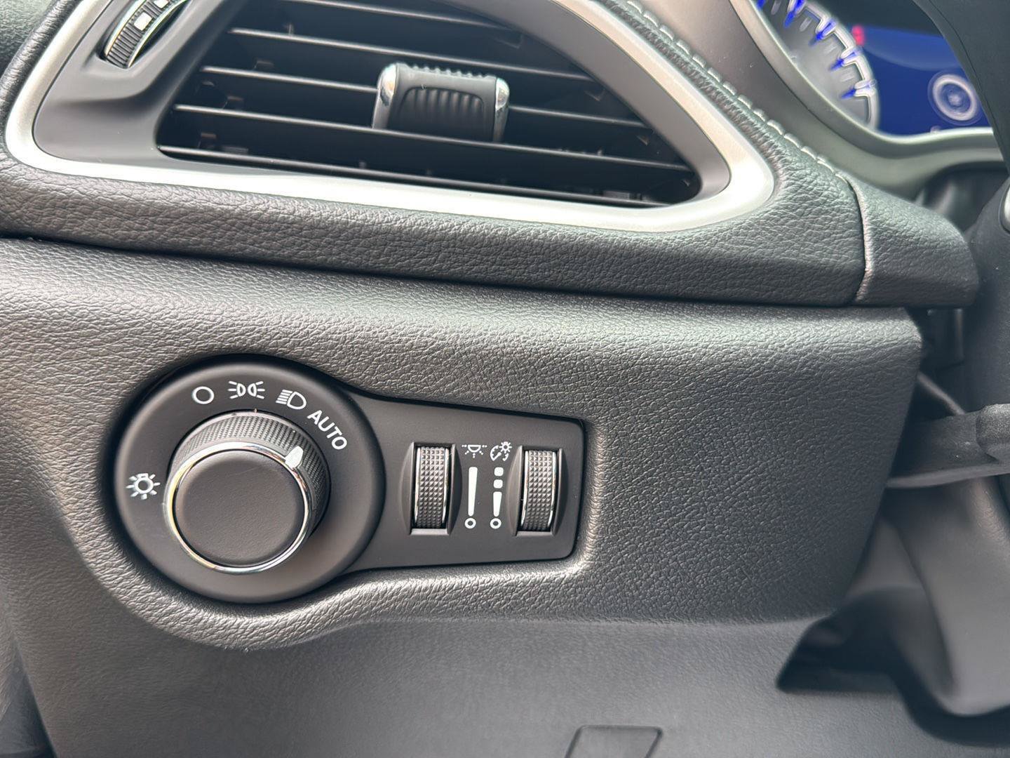 New 2027 Chrysler Pacifica Select FWD image 17