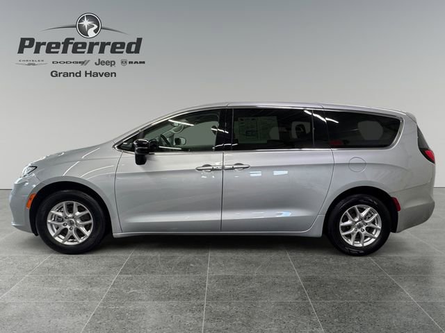 Used 2024 Chrysler Pacifica Touring-L FWD image 2