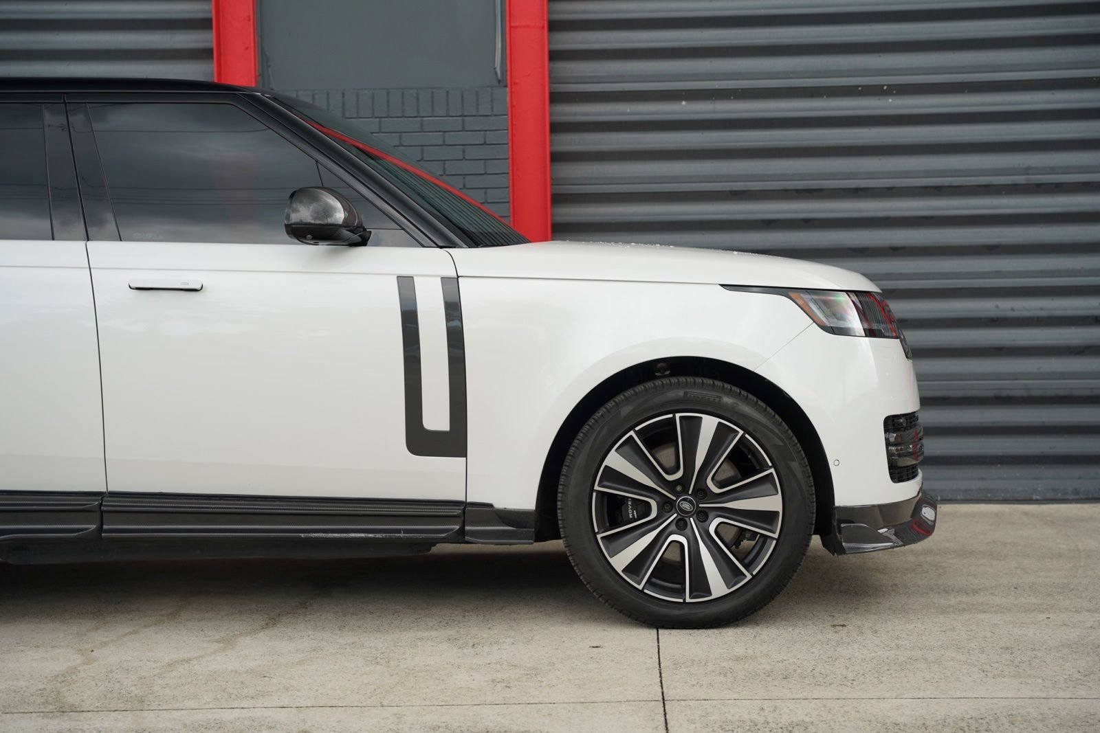 Used 2025 Land Rover Range Rover SE AWD/4WD image 10