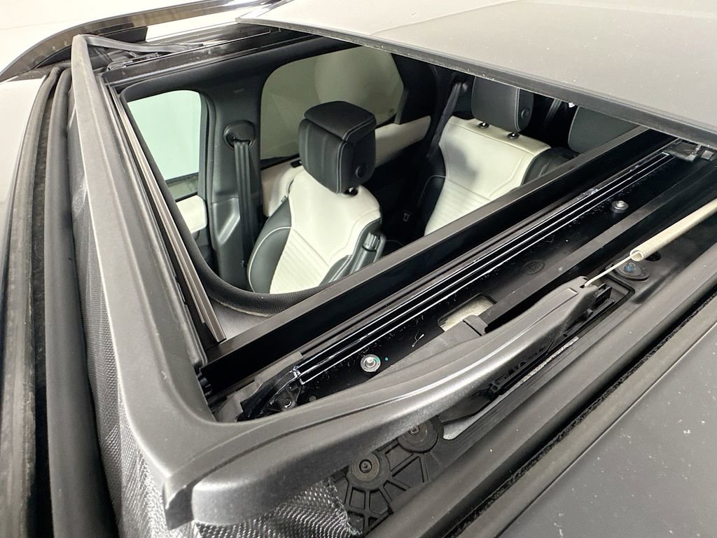 Used 2024 Land Rover Discovery Dynamic SE image 25