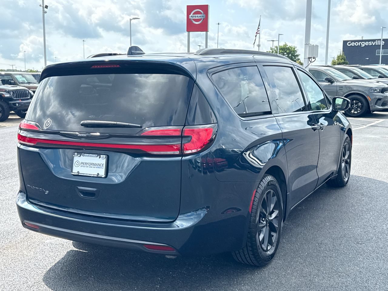 Used 2022 Chrysler Pacifica Touring-L w/ S Appearance Package FWD image 3