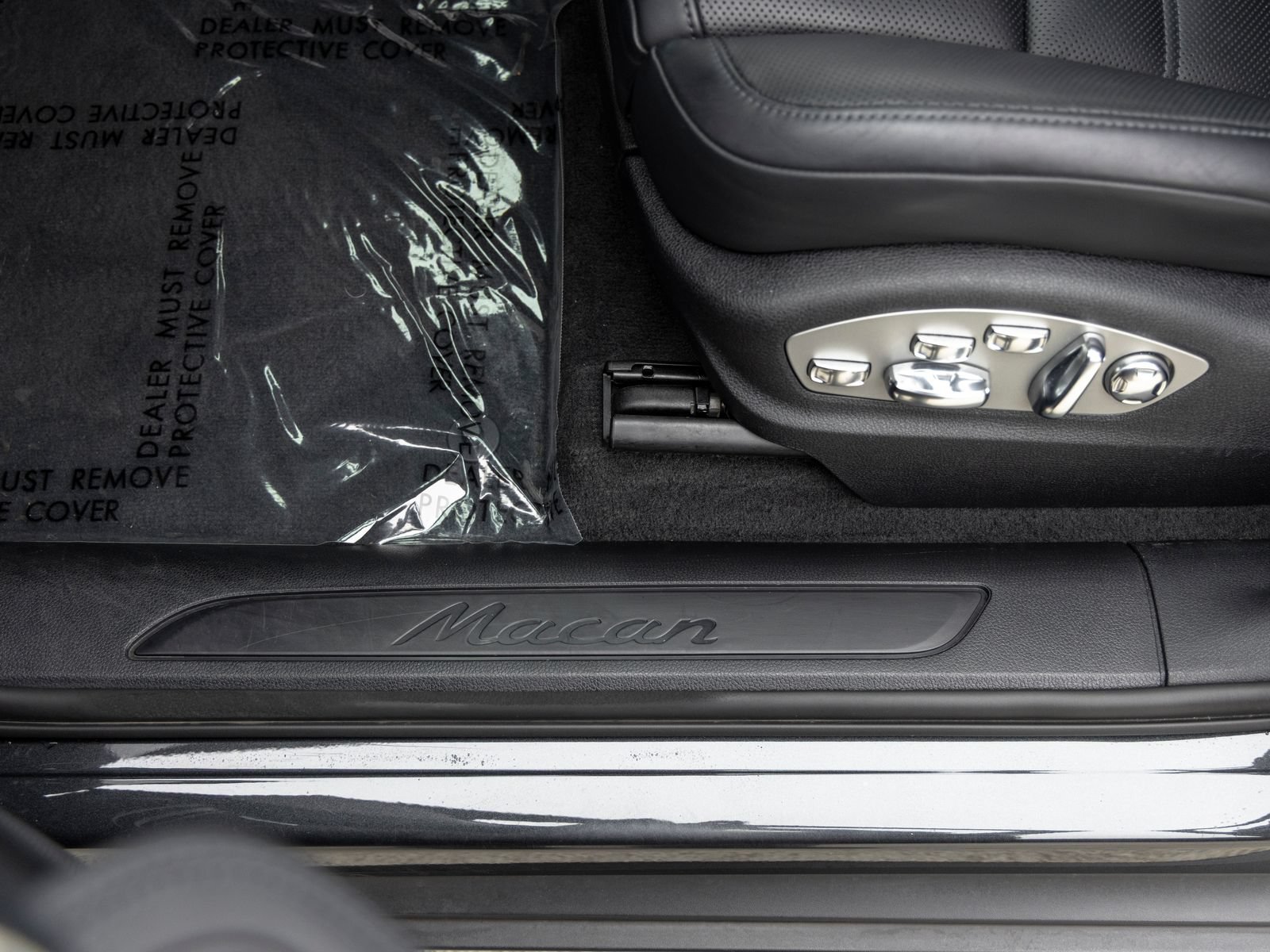 Certified 2022 Porsche Macan AWD/4WD image 26