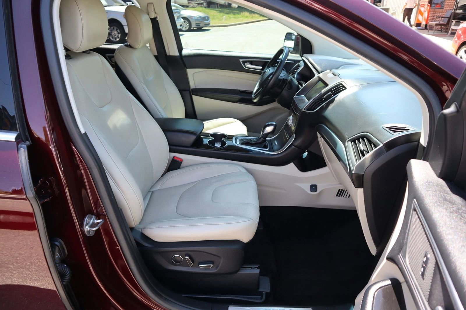 Used 2017 Ford Edge Titanium w/ Equipment Group 301A FWD image 18