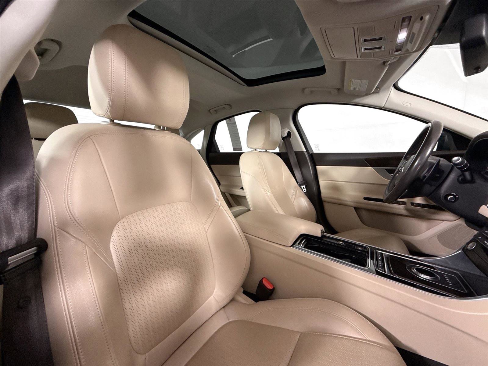 Used 2017 Jaguar XF Prestige image 44