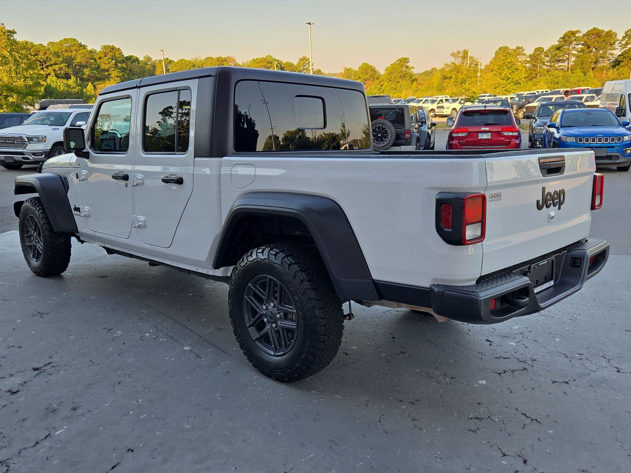 Used 2025 Jeep Gladiator Sport AWD/4WD image 5