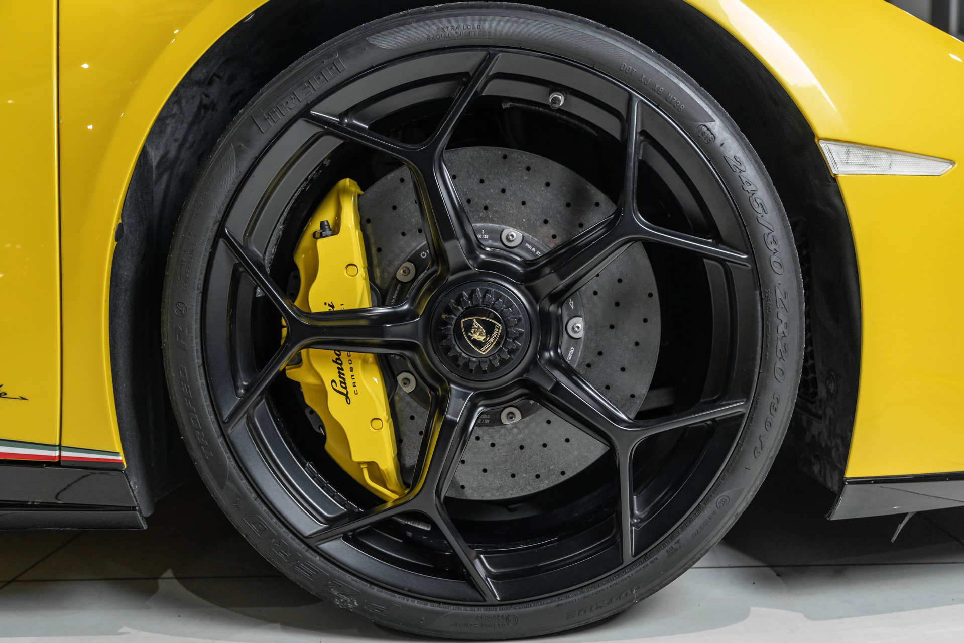 Used 2018 Lamborghini Huracan Performante AWD/4WD image 51