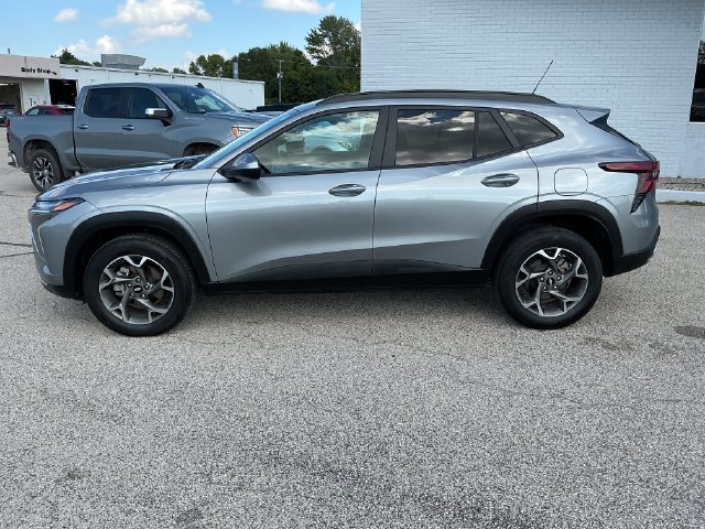 Used 2025 Chevrolet Trax LT w/ Driver Confidence Package FWD image 2