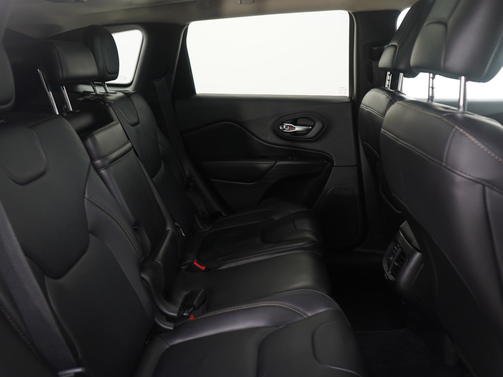 Used 2017 Jeep Cherokee Limited image 12