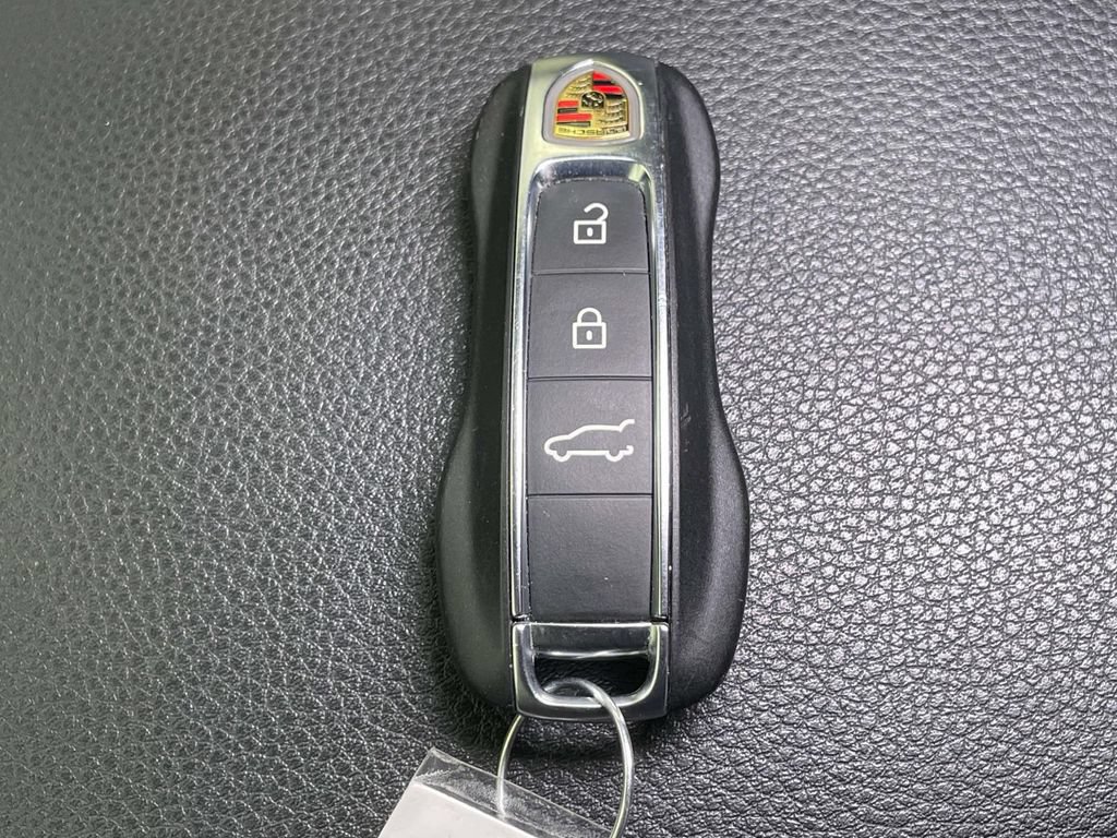Certified 2025 Porsche Cayenne AWD/4WD image 43