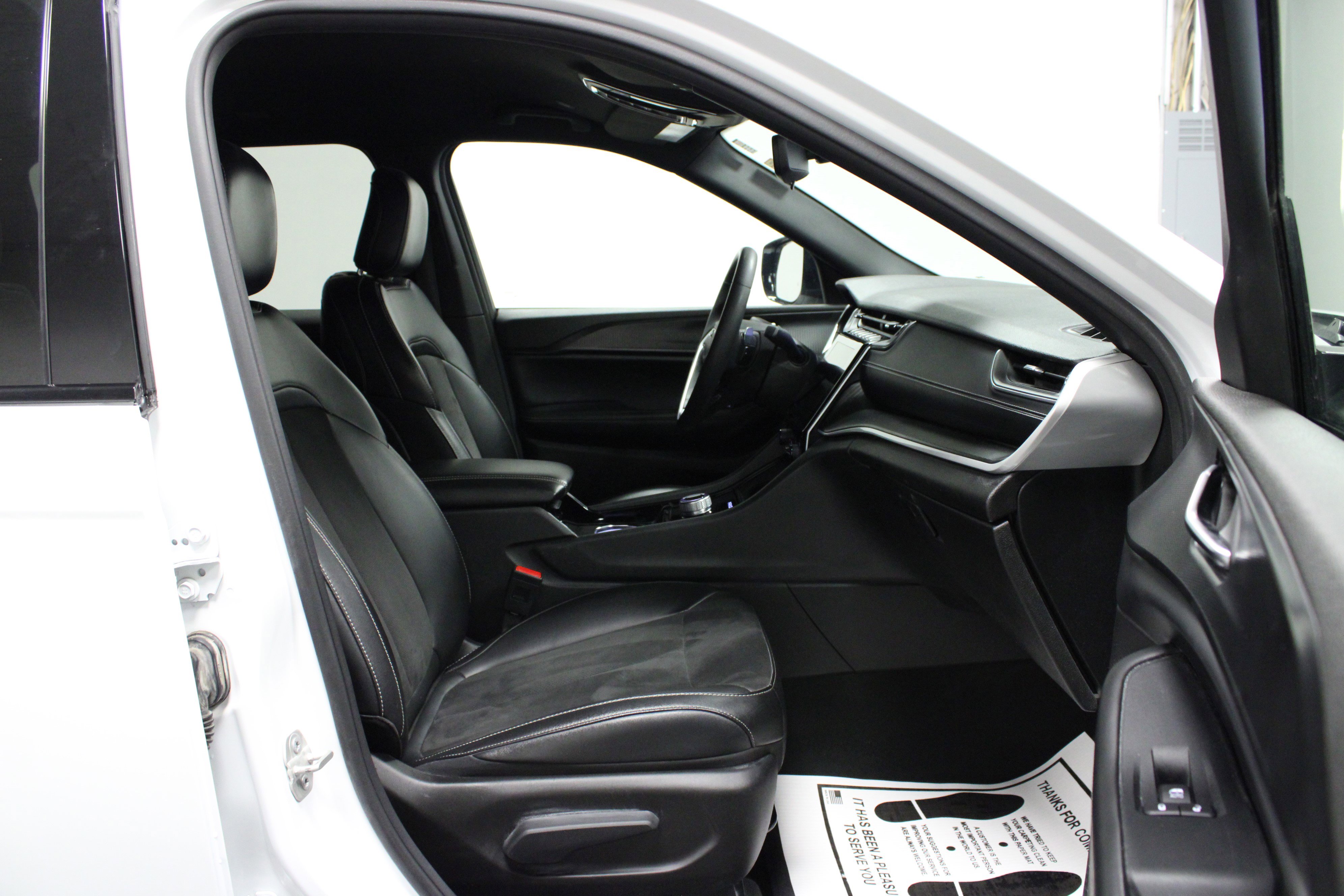 Used 2023 Jeep Grand Cherokee L Laredo image 17