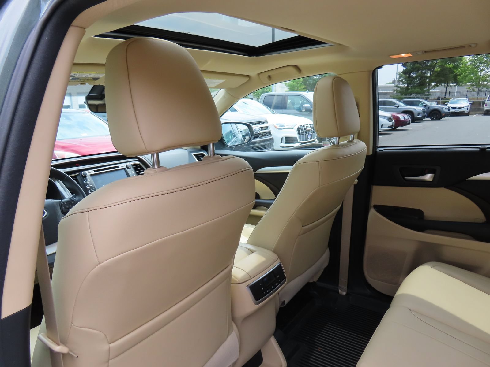 Used 2018 Toyota Highlander XLE w/ Carpet Mat Package (TMS) AWD/4WD image 31