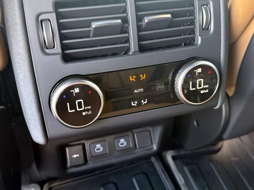 Used 2025 Land Rover Discovery Dynamic SE AWD/4WD image 14