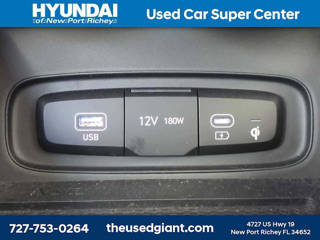 Used 2024 Hyundai Venue Limited FWD image 22