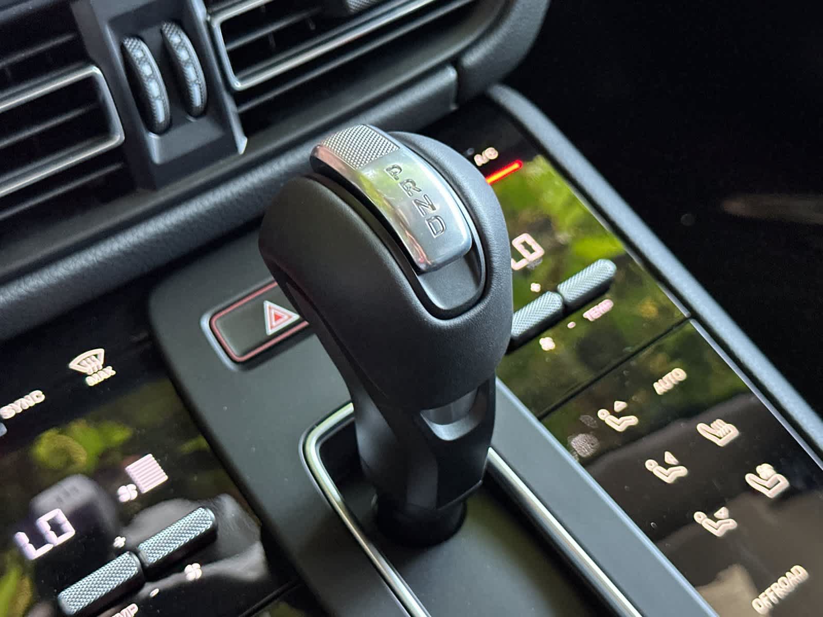 Certified 2025 Porsche Macan AWD/4WD image 24