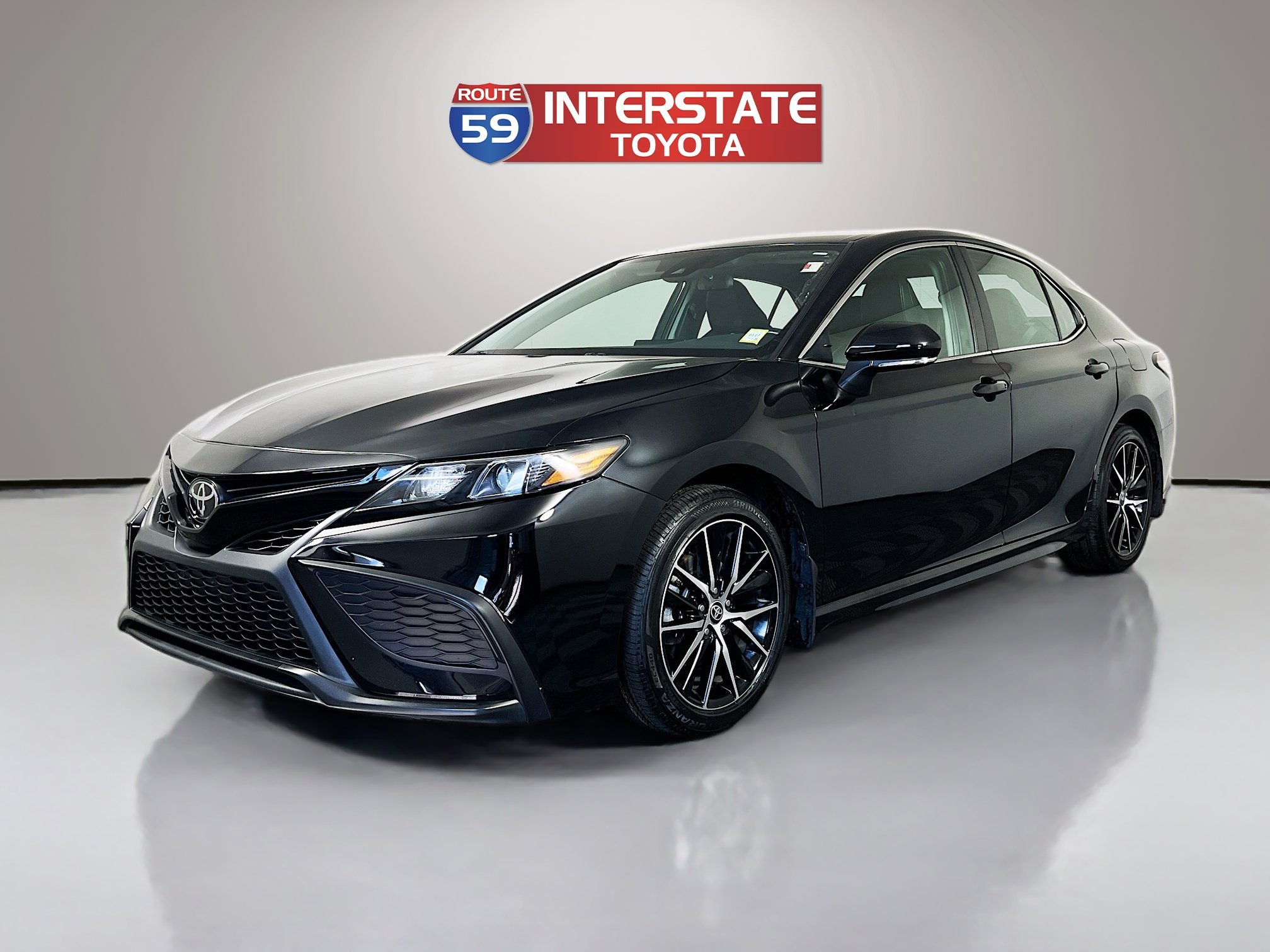 Used 2024 Toyota Camry SE image 3