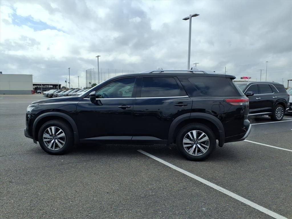 Used 2023 Nissan Pathfinder SL w/ Black Appearance Package image 2