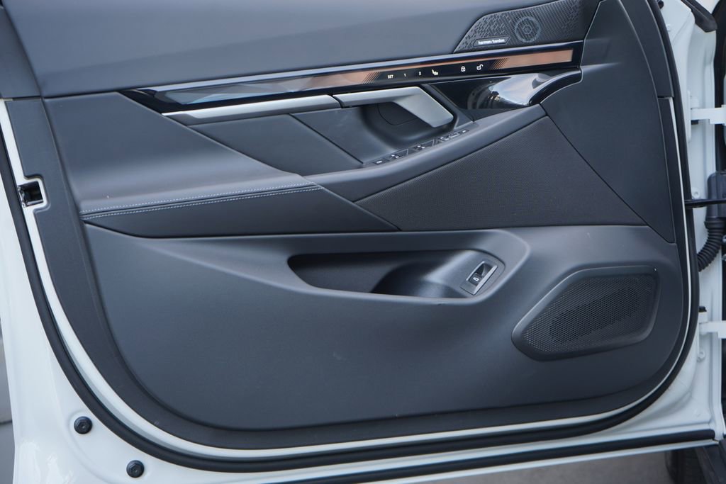 Used 2025 BMW i5 xDrive40 w/ Premium Package image 10