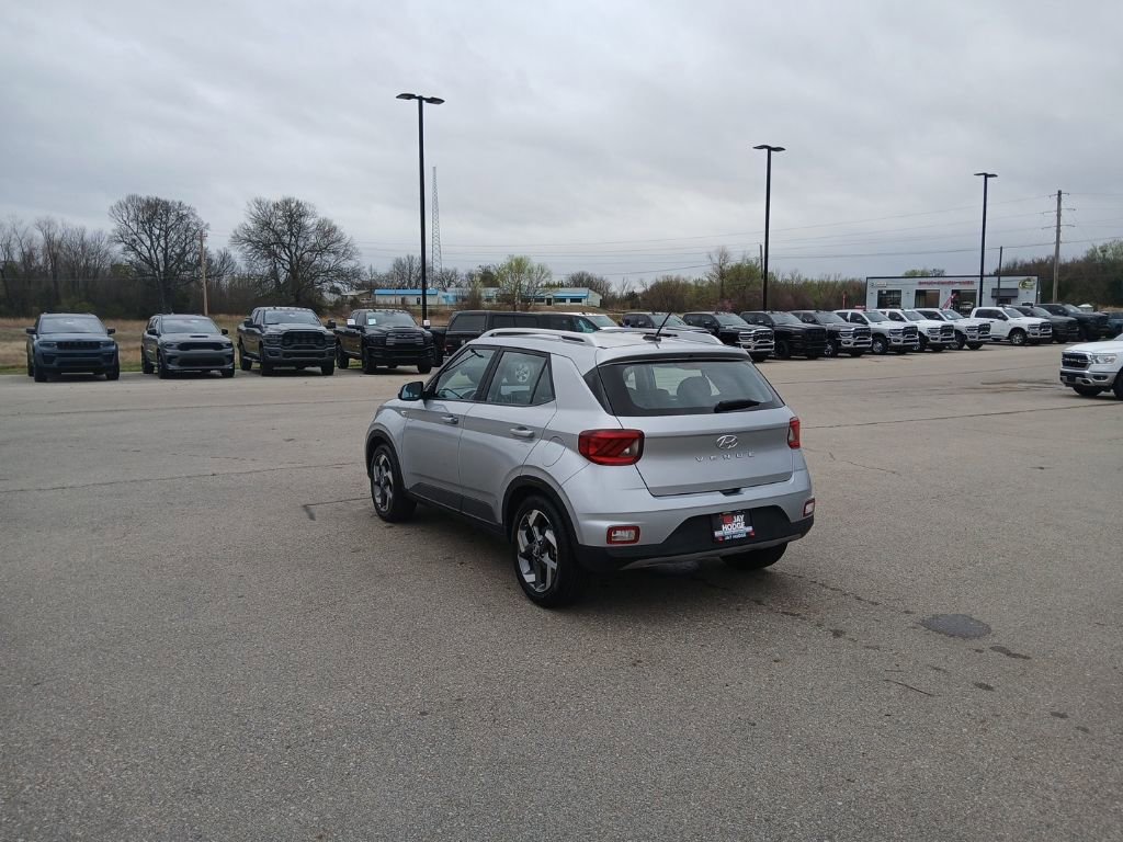 Used 2023 Hyundai Venue SEL image 5