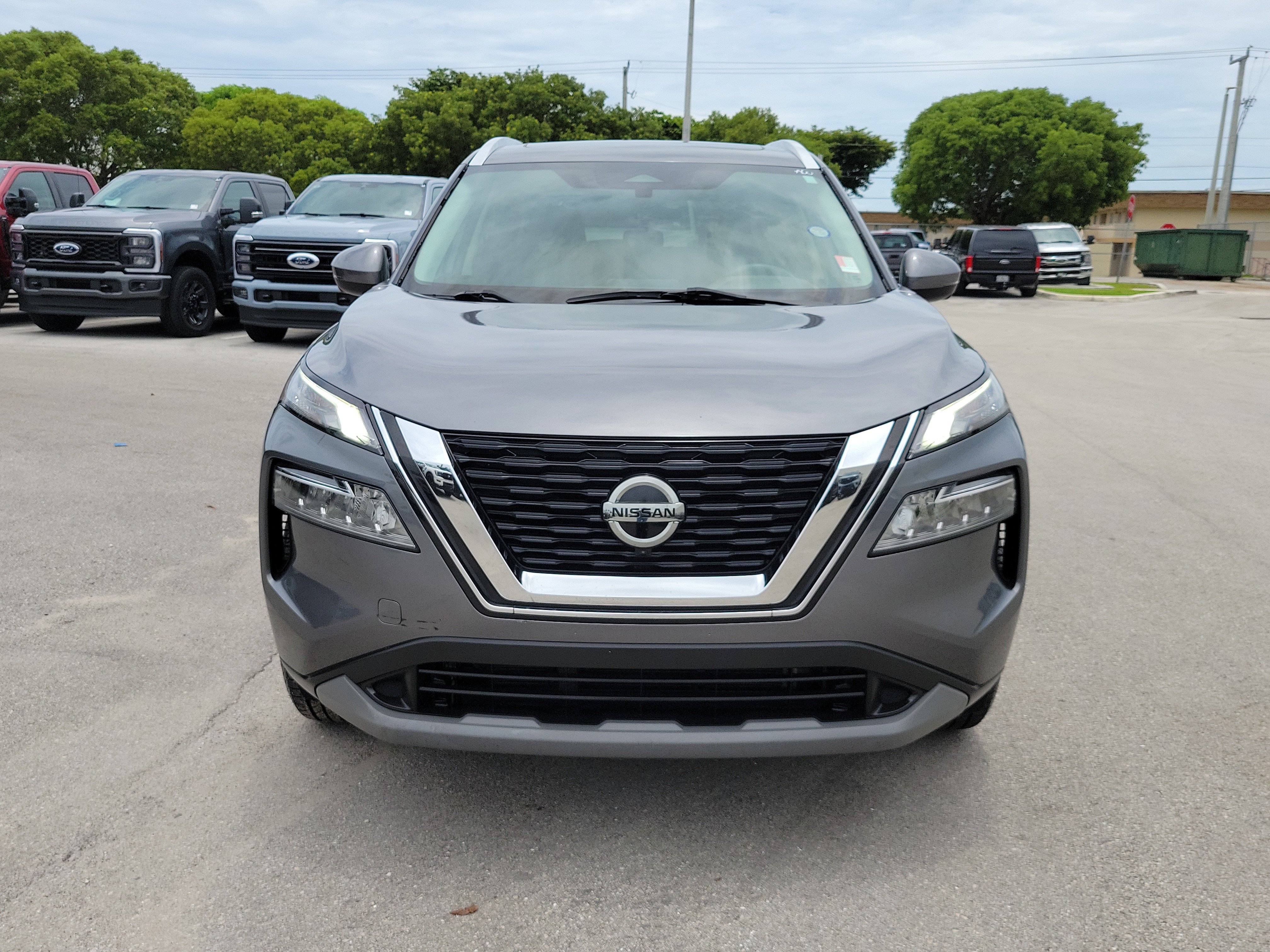 Used 2021 Nissan Rogue SV w/ Premium Package FWD image 2