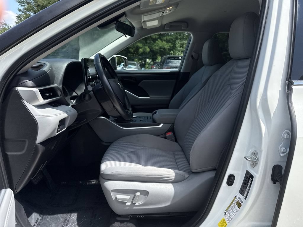 Used 2021 Toyota Highlander LE AWD/4WD image 13
