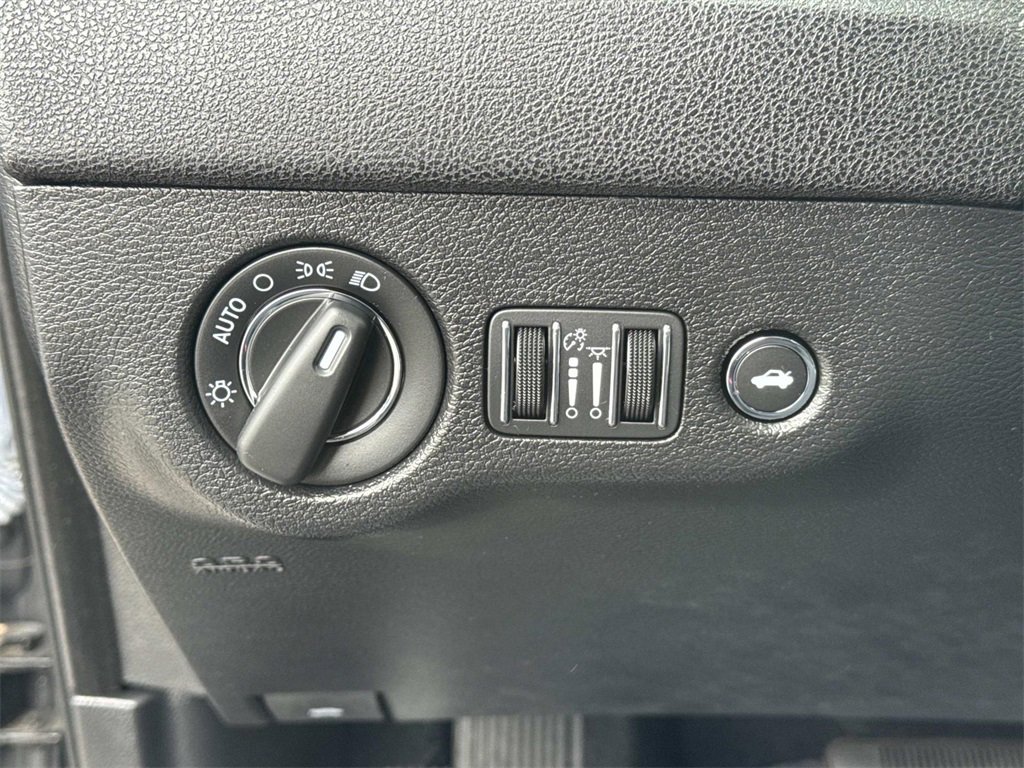 Used 2022 Chrysler 300 Touring w/ Sport Appearance Package image 36