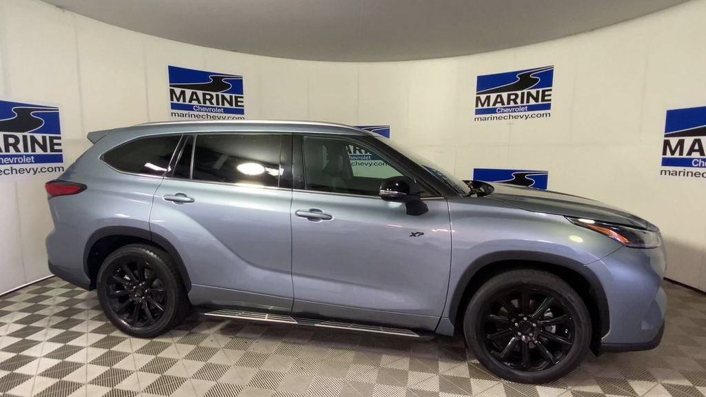 Used 2021 Toyota Highlander XLE FWD image 3