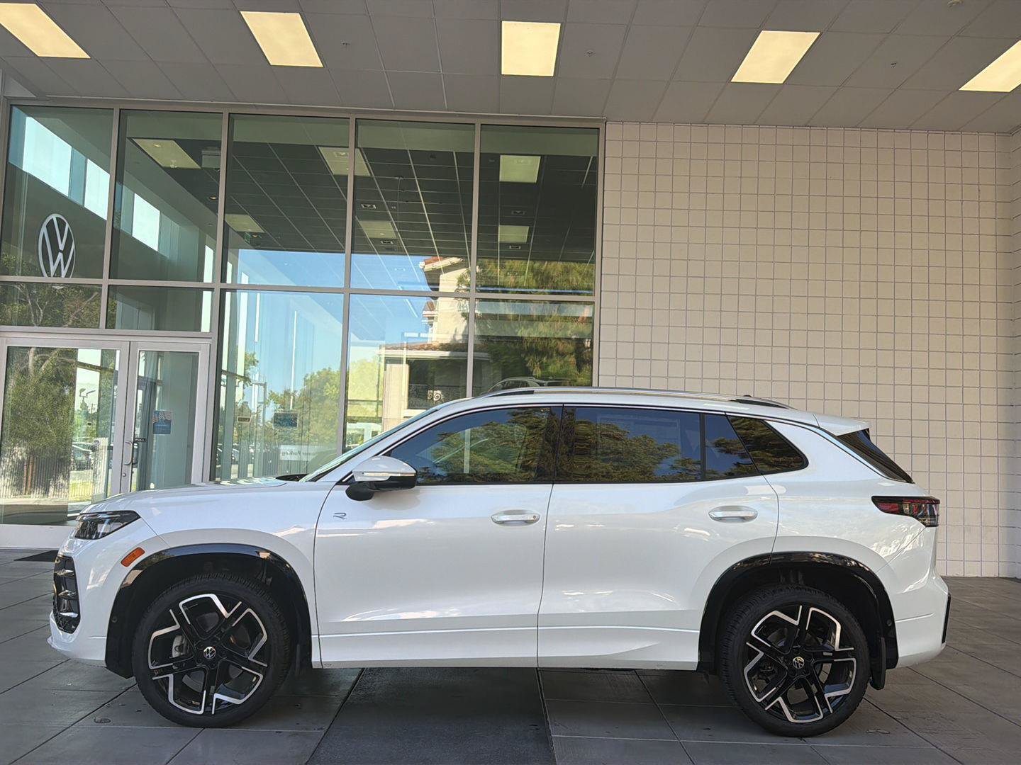 New 2025 Volkswagen Tiguan SEL R-Line AWD/4WD image 3