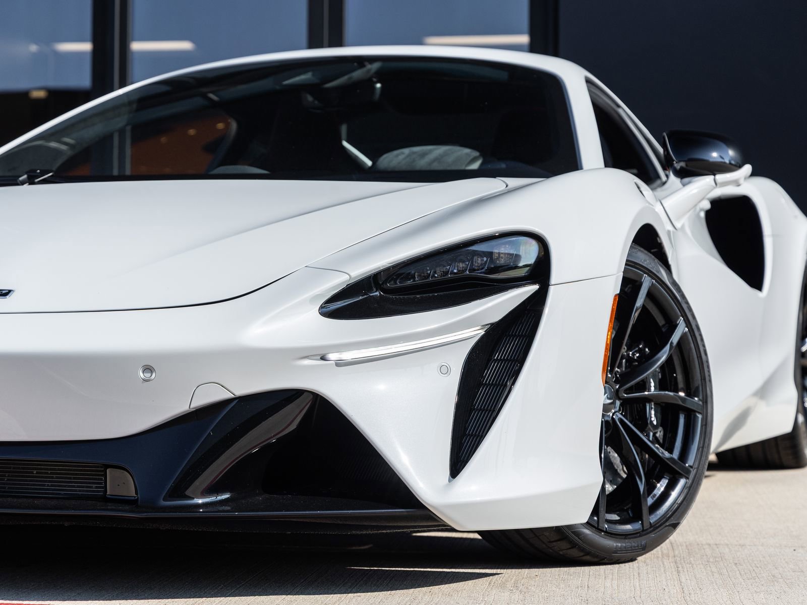 Used 2024 McLaren Artura image 18