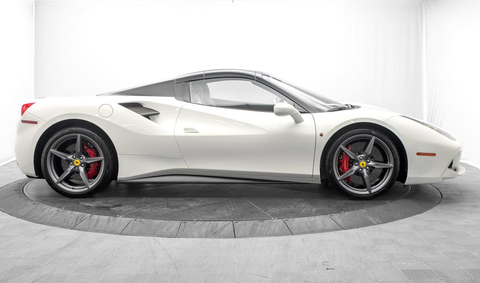 Used 2018 Ferrari 488 Spider RWD image 10