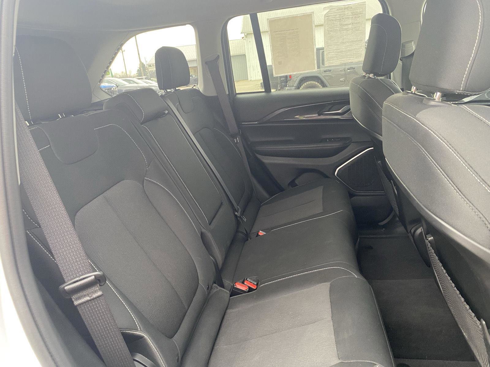 Used 2022 Jeep Grand Cherokee Laredo w/ Luxury Tech Group I image 31