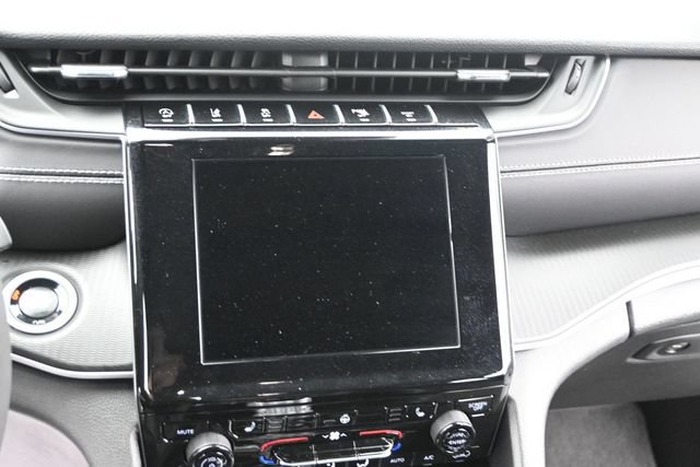 Used 2025 Jeep Grand Cherokee Altitude AWD/4WD image 25