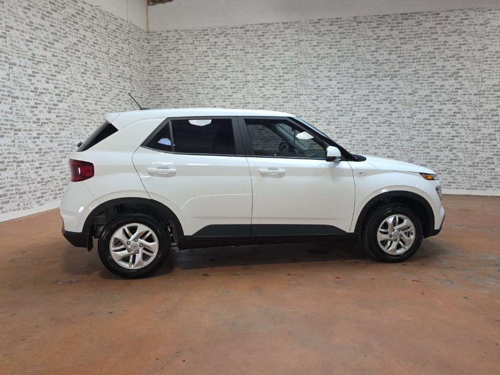 Certified 2025 Hyundai Venue SE image 6
