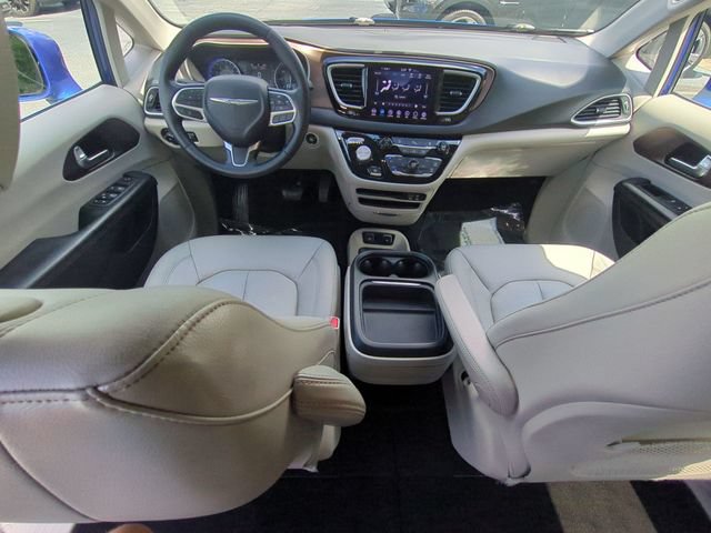 Used 2019 Chrysler Pacifica Touring-L w/ Tire & Wheel Group FWD image 31