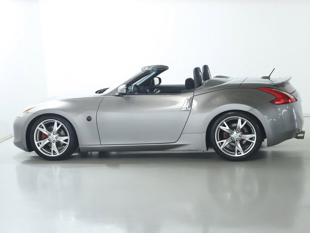 Used 2010 Nissan 370Z Roadster RWD image 36
