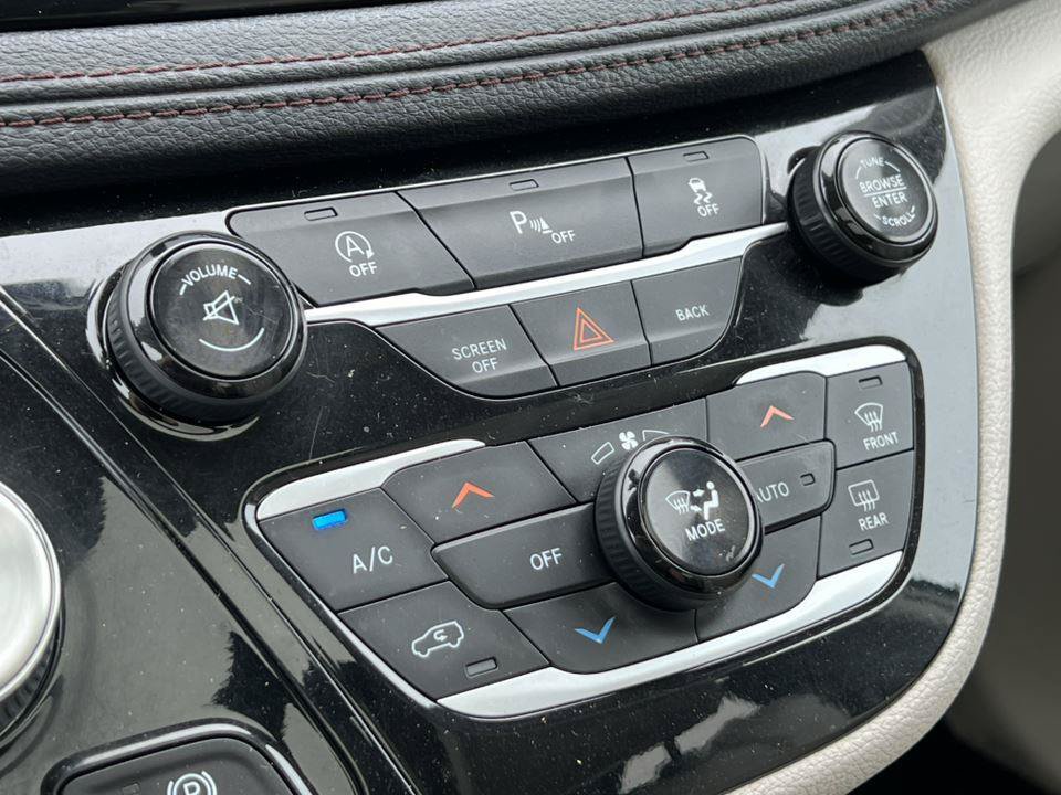 Used 2017 Chrysler Pacifica Limited w/ UConnect Theater Package FWD image 29