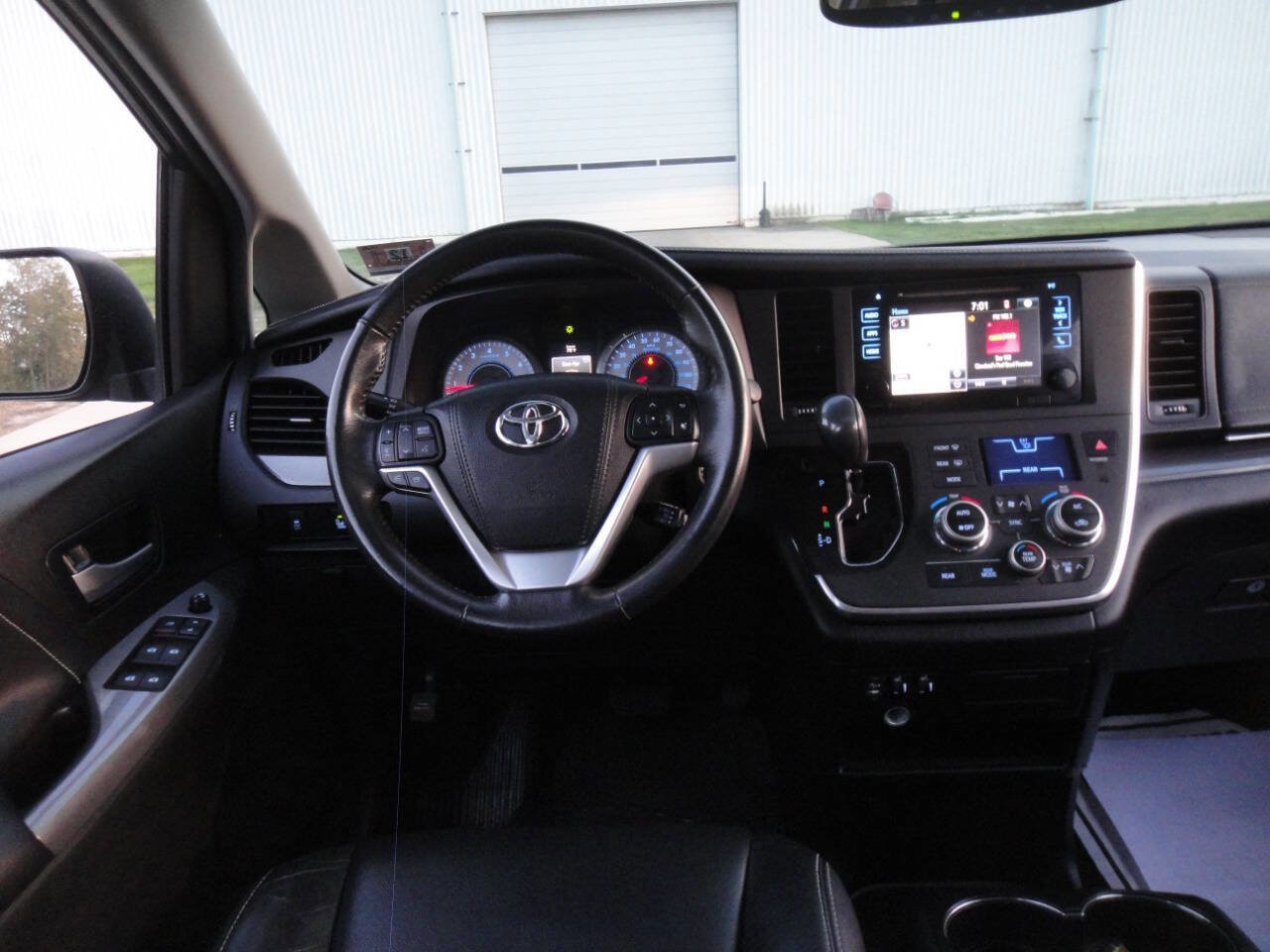 Used 2016 Toyota Sienna SE Premium image 24