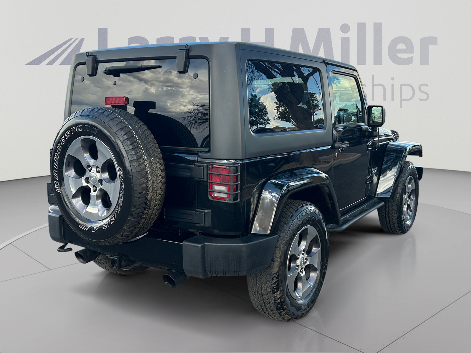 Used 2016 Jeep Wrangler Sahara w/ Connectivity Group AWD/4WD image 5
