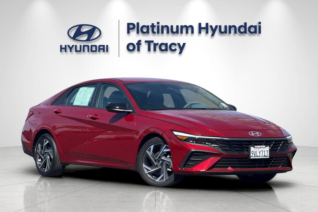 Used 2025 Hyundai Elantra Sport FWD image 2
