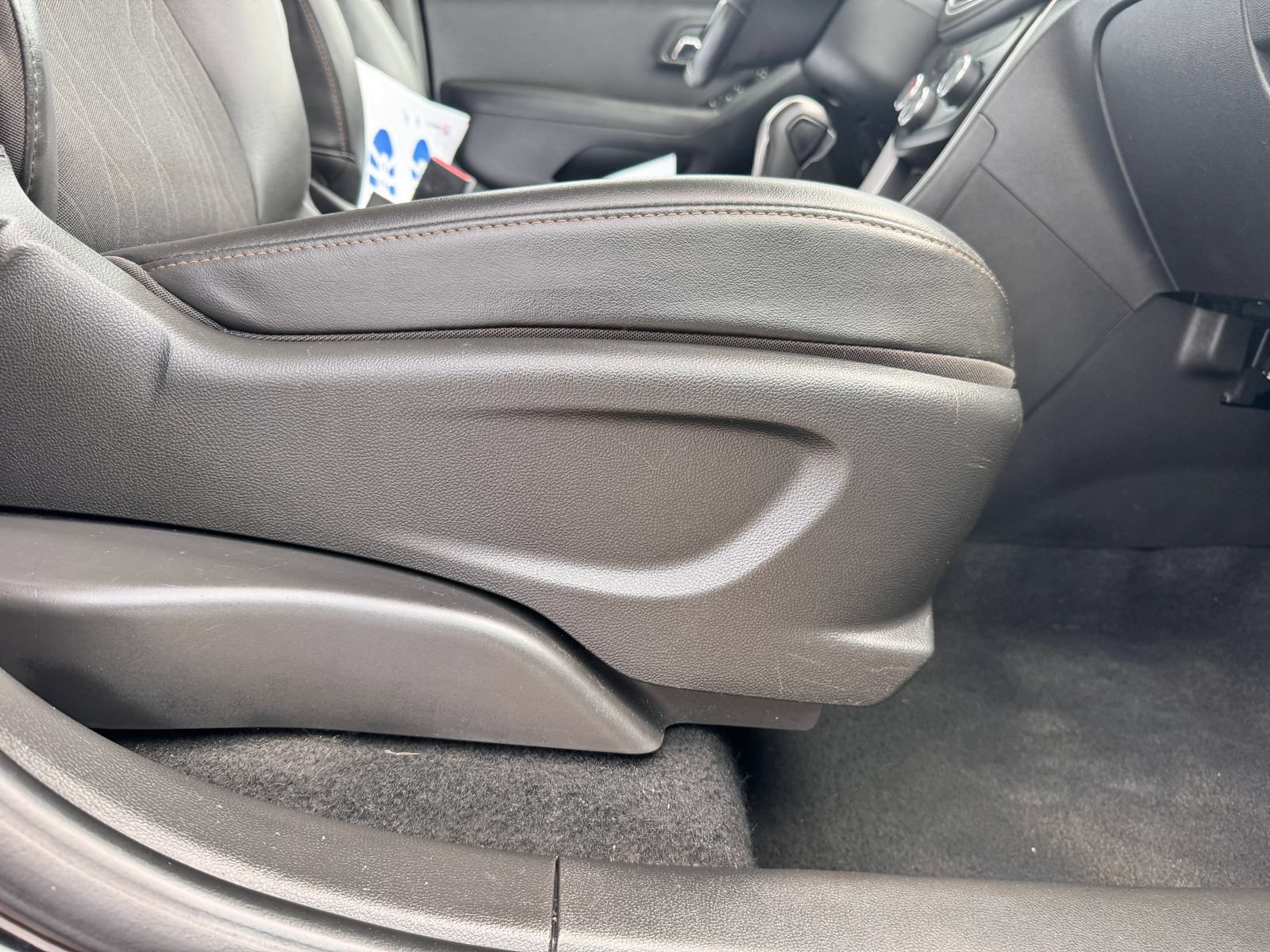 Used 2019 Chevrolet Trax LT w/ LT Convenience Package FWD image 29